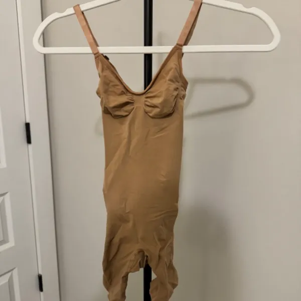 SKIMS low back mid thigh sculpting bodysuit - Image 4