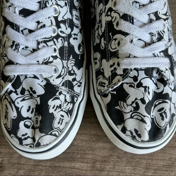 Disney Unisex Mickey Mouse Lace Up Low Sneakers Size 10 or 8.5 #028 - Image 3