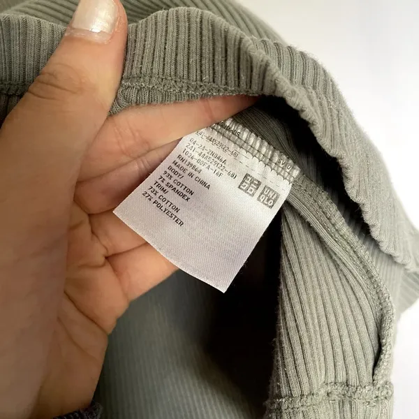 Uniqlo‎ sage green tank top ribbed knit women's size M cotton athleisure shirt - Image 4