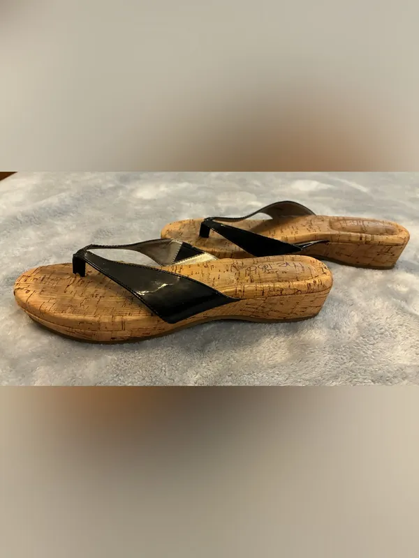 Women’s Me Too Brand Black Patent Cork Flip Flop Sandals Size 7.5 - Image 4