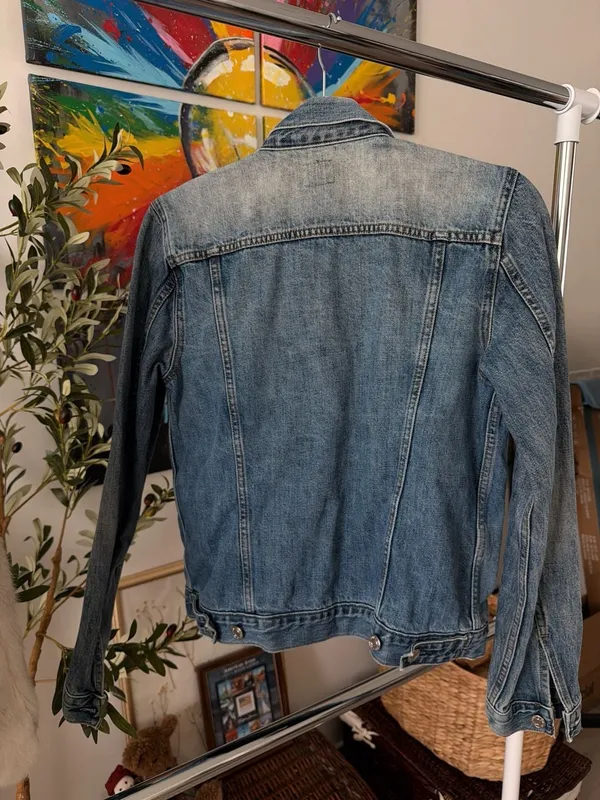 Gap Women's Classic Trucker Washed Blue Jean Denim Jacket Size S - Image 3