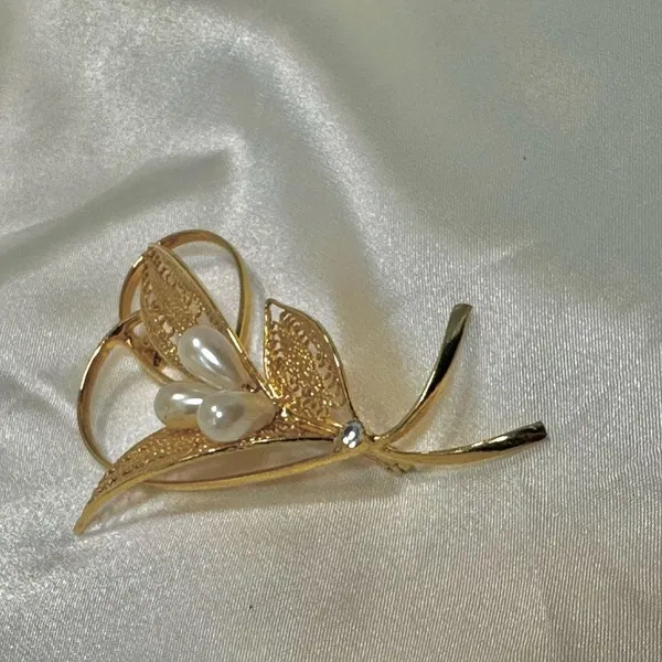 Vintage gold tone faux pearl filagree leaf brooch - Image 6
