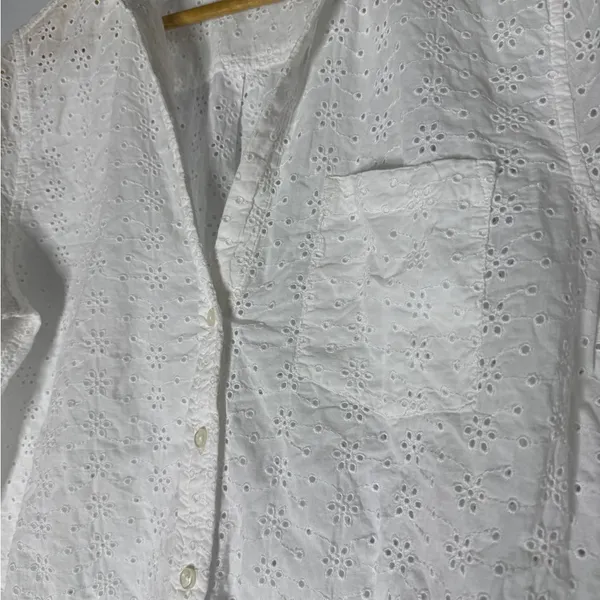 Gap White Collar‎ V Neck Button down Eyelet Top Large - Image 5