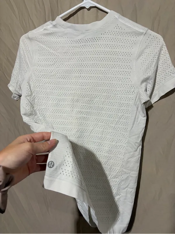 Lululemon T-shirt - Image 3