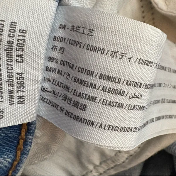 Abercrombie & Fitch High Rise Mom Jeans‎ Distressed Light Wash Size 30 / 10R - Image 8