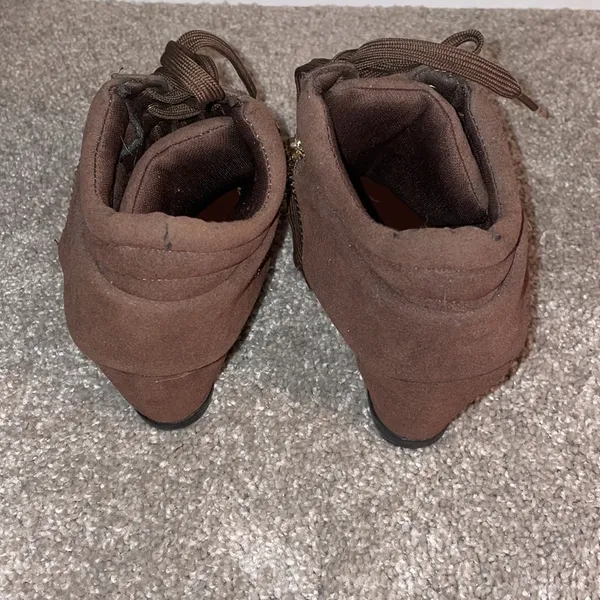 Forever 21 wedge bootie in chocolate brown with gold trim size 7.5 - Image 12