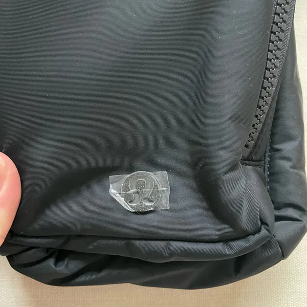 Lululemon Water Bottle Crossbody Bag with Front Pocket 2L - Black - Image 3