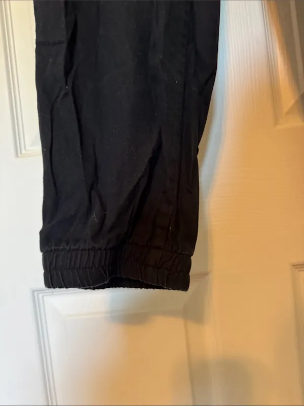 Gap Women’s Elastic Waist Black Cargo Jogger Pants - Image 9