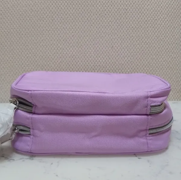 NEW Clinique Toiletries and Cosmetics Bag - Image 4