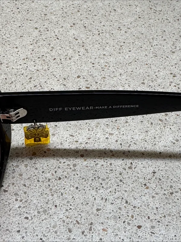 DIFF x Clueless Black Frame Sunglasses with Pink Lenses w/ Case and Cleaning Rag - Image 4