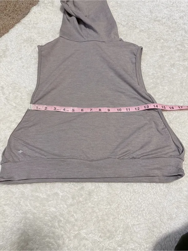 Halara medium Women's Heather Grey cropped Sleeveless Hooded Top - Image 6