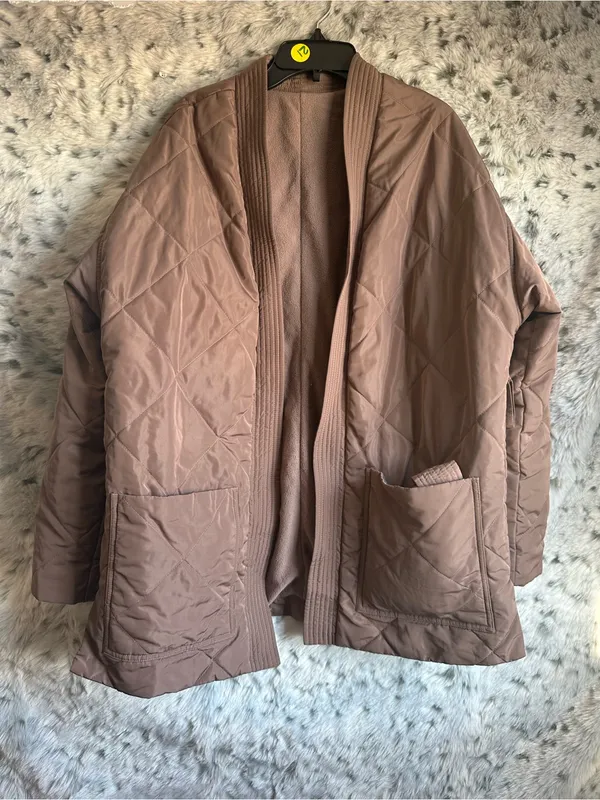 659. Alo Yoga Urbanite Wrap Puffer med Jacket Mushroom - Image 4