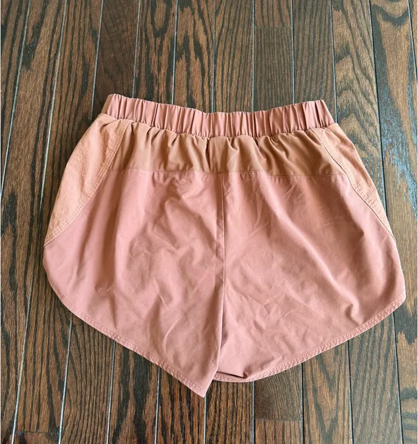 Alo Yoga Shorts - Image 2