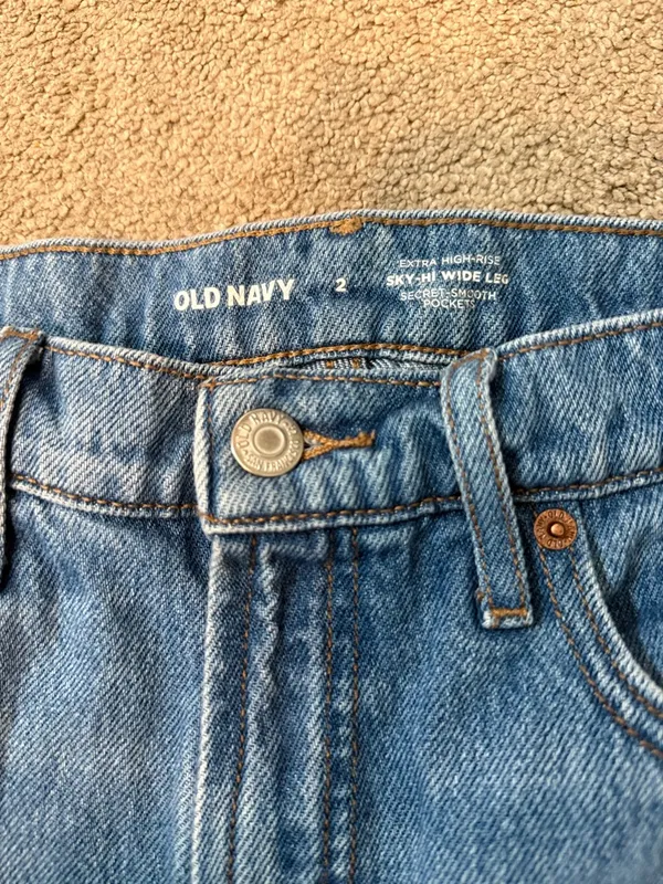 Old Navy Light Wash Sky Hi Wide Leg Cargo Jeans Size 2 - Image 4