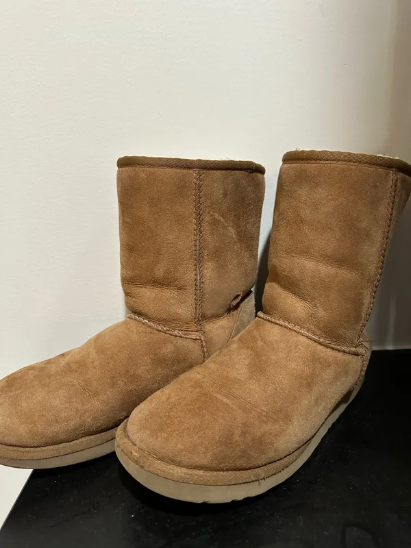 Size 7 women’s UGG boots - slightly damaged  - Image 5