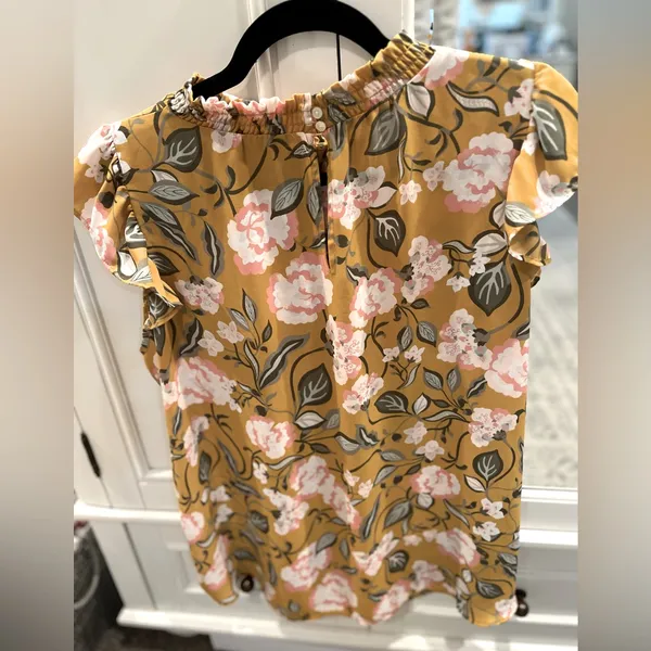 Loft Floral Ruffle Neck Top w/flutter sleeves. Pretty Floral pattern Sz L EuC - Image 2