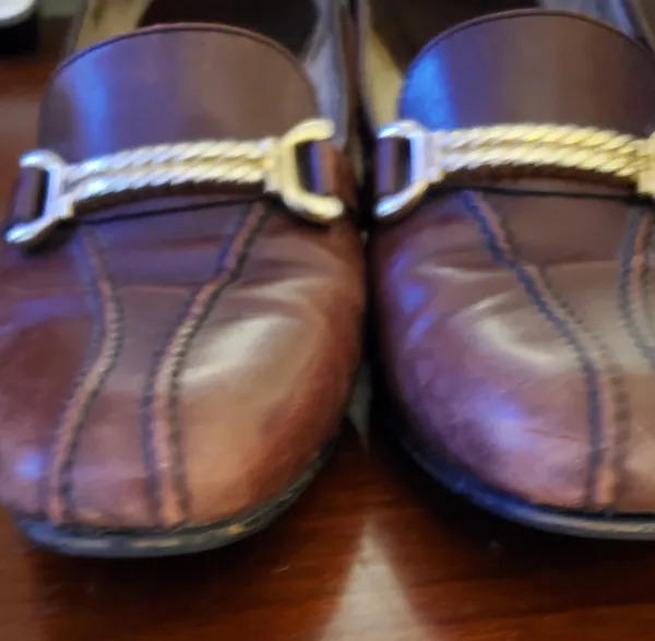 Gucci Heels Are Vintage leather brown in color.. needs a good polish. In great condition no Flaws. - Image 4