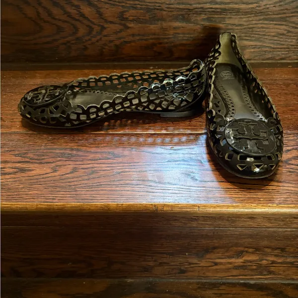 Tory Burch Black Cutout Flats in size 6 - Image 2