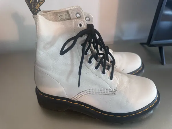 Dr. Martens Women's 1460 Smooth, White Smooth lace up - Image 2