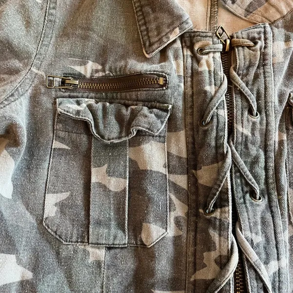 BKE Women's Camouflage Utility Jacket Small Full Zip Up Criss Cross Pockets - Image 3