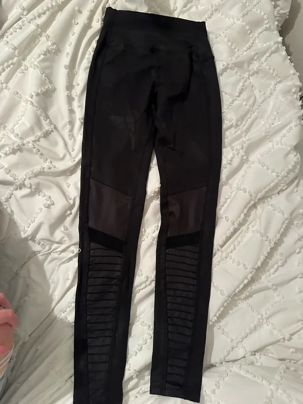 Older style Alo leggings - Image 4