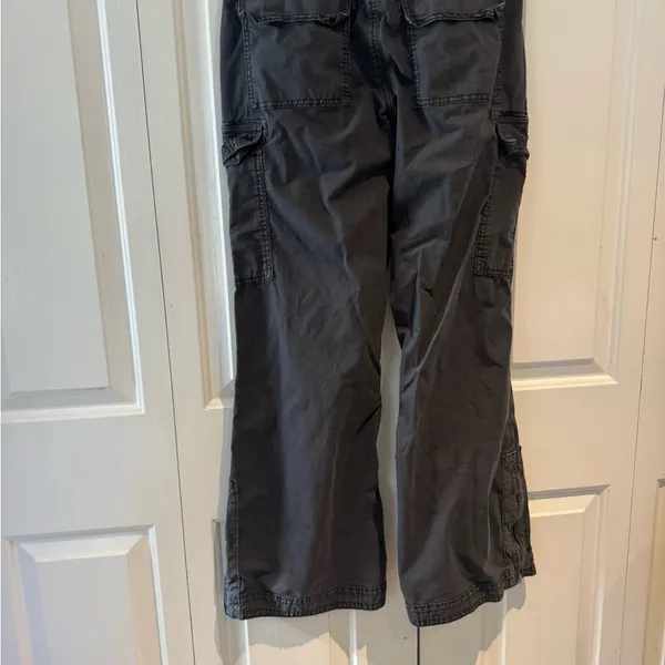 American Eagle Stretch Baggy low rise flare cargo pant size 6 - Image 3