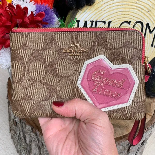 Authentic COACH Signature coated canvas/leather heart( good times) zip wristlet - Image 5