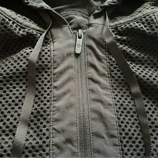 Lululemon mesh on mesh jacket black full zip hooded size 4 - Image 8
