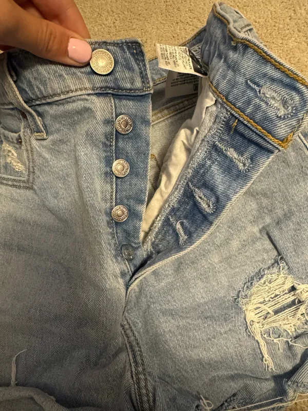 Levi’s Ribcage Jean Shorts - Image 3