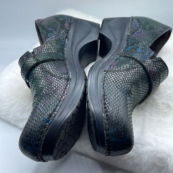 Sanita clogs faux snakeskin size 9 clogs - Image 4