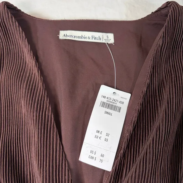 NWT Abercrombie & Fitch womens brown ribbed baby doll blouse. V neck. Size S. - Image 2
