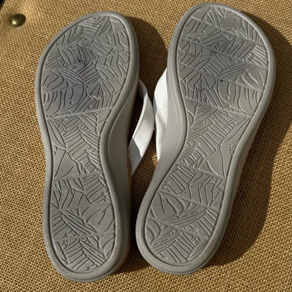 HIGH TIDE Women’s White and Tan Flip Flops Size 8 - Image 6