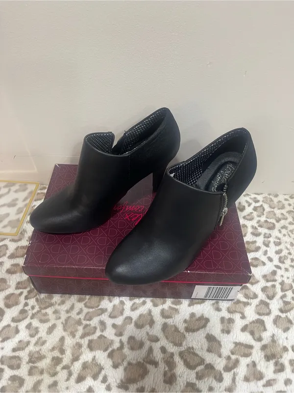 Black Slip-On Pointed Ankle Booties - Women's Fashion - Image 2