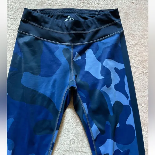 Athleta Women's‎ Blue Camo Sonar Capri Compression Leggings Size S - Image 2