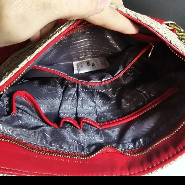 SIMPLY VERA Vera Wang Woven Hobo Bag Red Trim Gold Chain Classic everyday - Image 6
