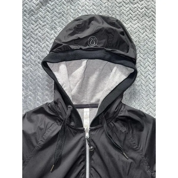 Lululemon Womens Swell Reversible Hooded Jacket Gray Black Full‎ Zip Hoodie Sz 4 - Image 3