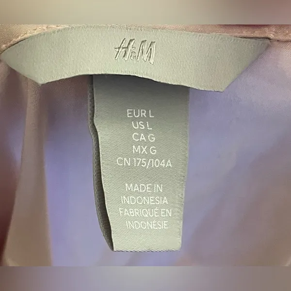 H&M- Cream V-neck Button-down Silk Top Size L - Image 7