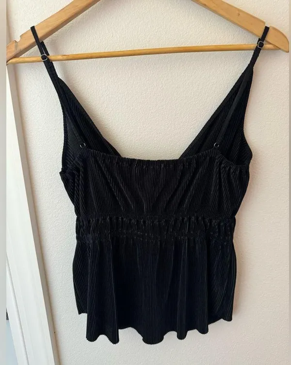 Abercrombie • • NWOT Women’s Black Dressy Tank Medium - Image 4