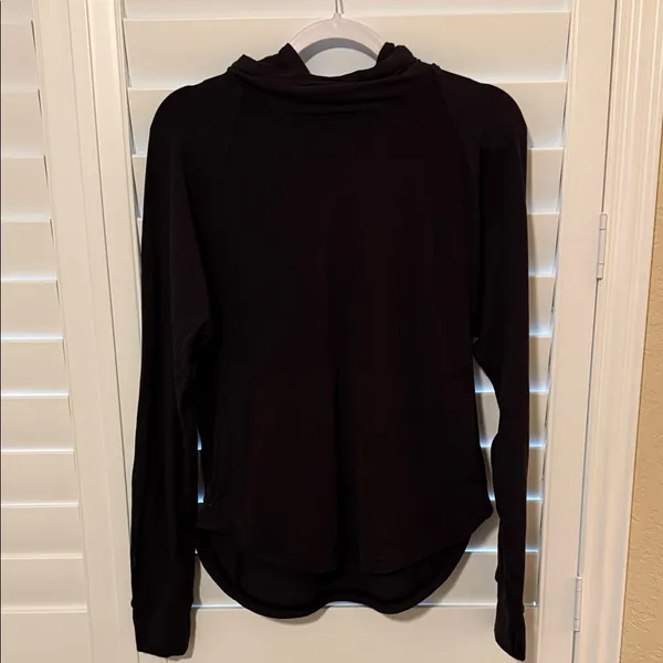 Lululemon Athletica Women's Black Long Sleeve Hooded Top size 6 - Image 2