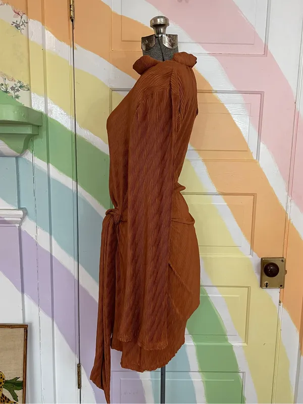 NWT Gilli Rust Plisse Ribbed Long Sleeve Front Knot Mini Dress Sz L 💚🎀 - Image 5
