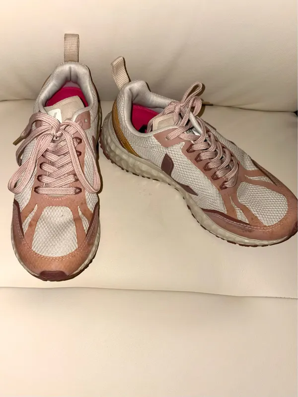 Veja Condor 2 Alveomesh running shoes in the Natural Dried-Petal Pink color combination (dried petal pink and cream). - Image 5