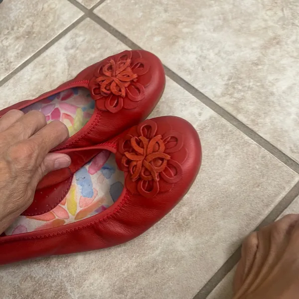 Born Womens Red Leather Floral Rosette Ballet Flats Size 8.5M‎ comfrt slip in - Image 4