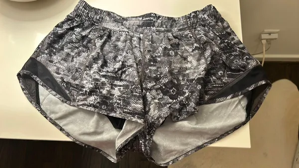 Lululemon Hotty Hot Short 2.5” Size 8 - Image 3