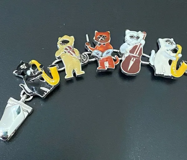 Adorable Silver-tone Enameled Musical Cat Playing Misic Instruments Bracelet 31g - Image 8