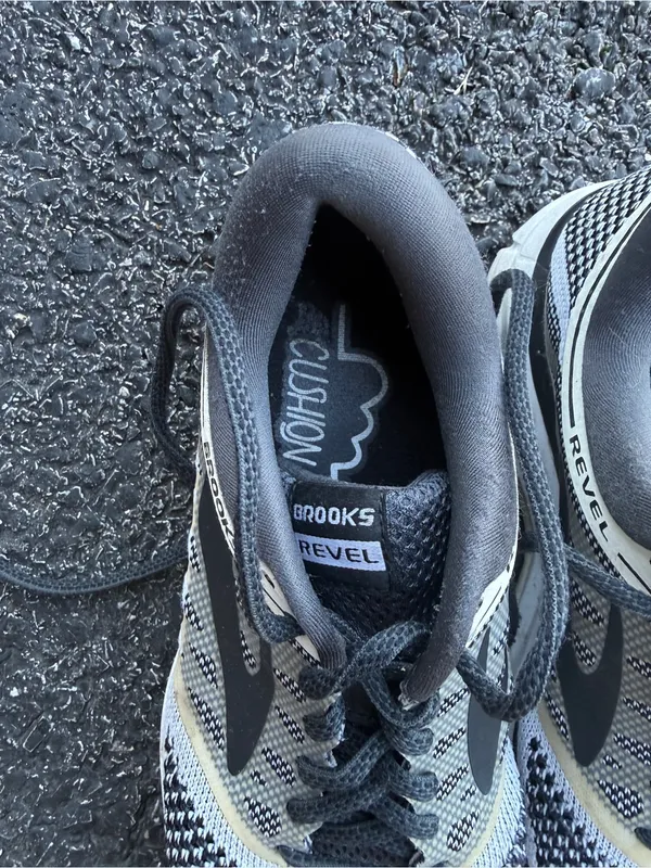 Brooks Running Shoes Black Gray White Women’s Size 7 Medium B Athletic Sneakers - Image 6