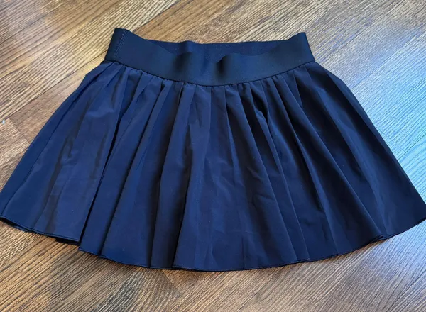Aritzia TNA Black Mini Pleated Skirt - Image 2