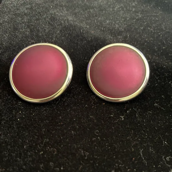 Monet Signed Vintage Dark Purple to Magenta Polaris effect Clip-On Earrings - Image 5