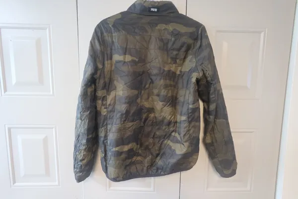 PINK Victoria's Secret camo camoflage puffer sweater jacket in army green size small. - Image 8