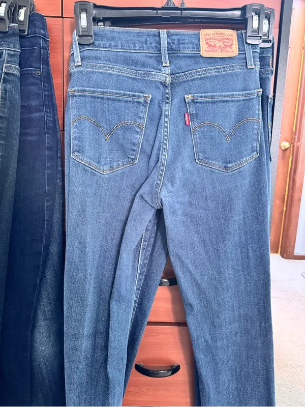 Levi’s 724 High Waist Straight Classic Mid Wash - Image 2