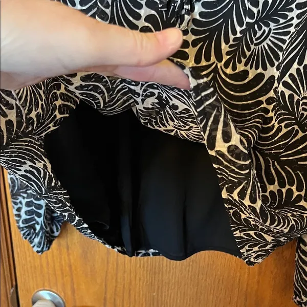 LOFT Black &‎ White Leaf Print Blouse Small Long Sleeve Ruffles Lined Textured - Image 4